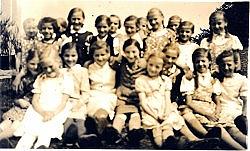 Schulmädchen um 1938
